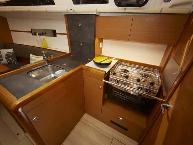 La cocina clásica, en L, dispone de numerosos armarios de estiba, guardamares-pasamanos altos, y refleja la buena factura de la carpintería.
