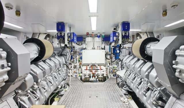 Una impoluta sala de máquinas alberga los dos motores MTU 12V 40000 M90 de 2.735 Hp.
