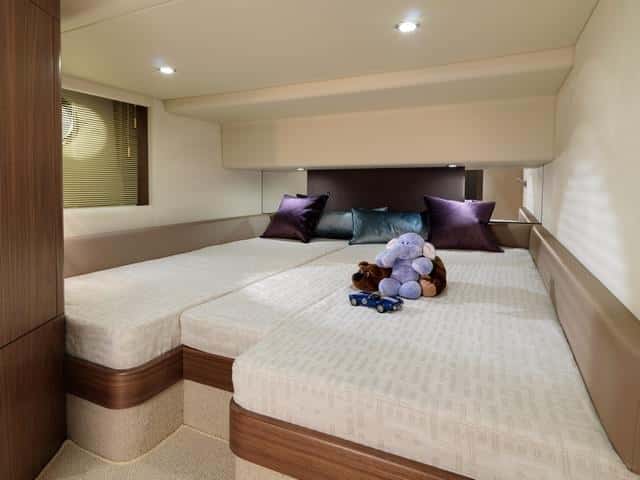 La cabina de invitado, a media eslora, presenta dos camas que pueden convertirse en una de matrimonio.