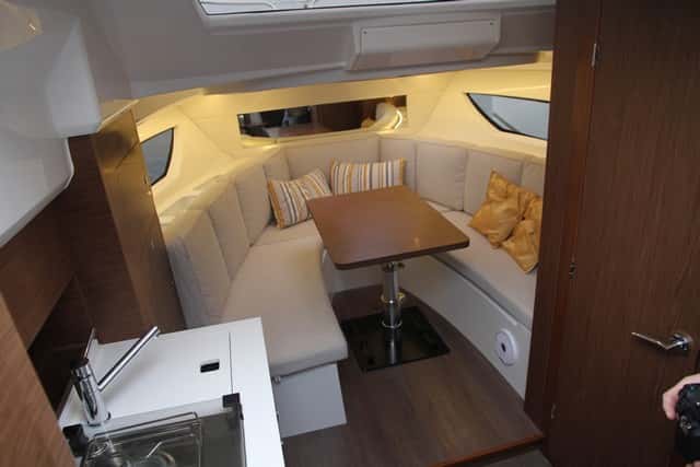 La cabina tiene unas dimensiones notable y está bien aprovechada, con una dinete a proa convertible en cama para dos.