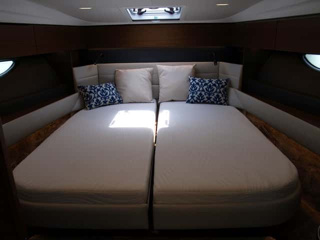 A proa se ha dispuesto una gran cabina con cama doble que posee una gran cantidad de luz y ventilación gracias a la escotilla de cubierta de 60 cm.