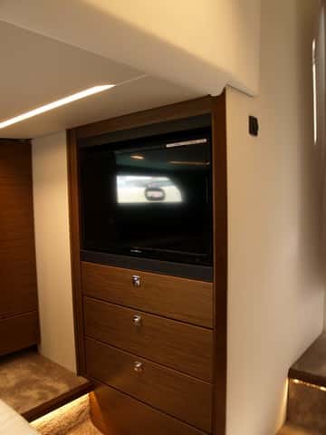 Además de conexiones USB para dispositivos móviles, las cabinas cuentan con armarios que integran TV de última generación.
