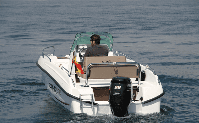 La Sting 530 es un diseño atractivo, ideal para iniciarse en la náutica de recreo.