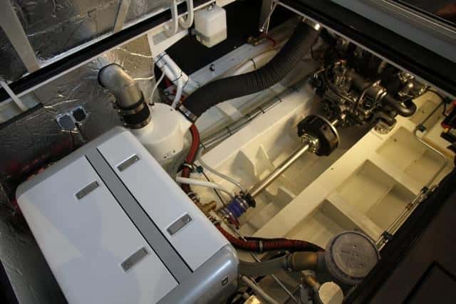 La gran cámara del motor muestra la calidad de las instalaciones y el espacio libre que queda para poderse aprovechas si se compartimenta.