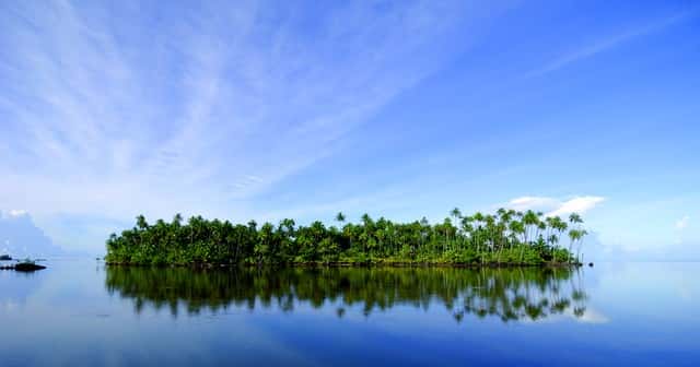 Rincones paradisíacos se esconden entre las mil calas que recortan el perfil de las mil islas polinesias.