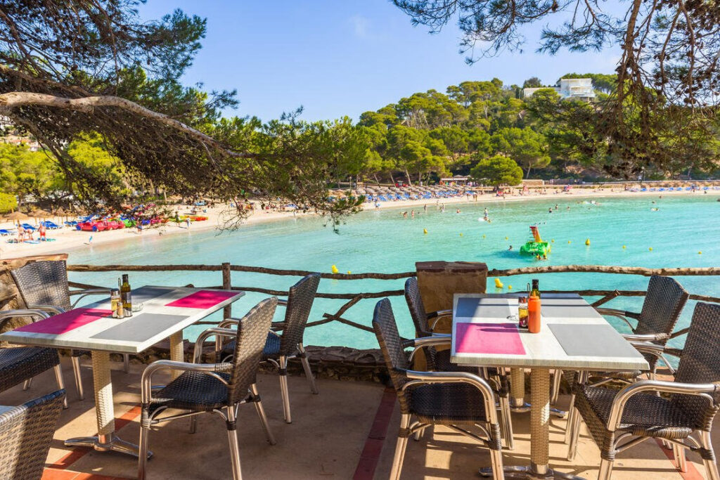 Cala Galdana en Menorca, un rincón para disfrutar de los productos del mar. (foto Shutterstock).