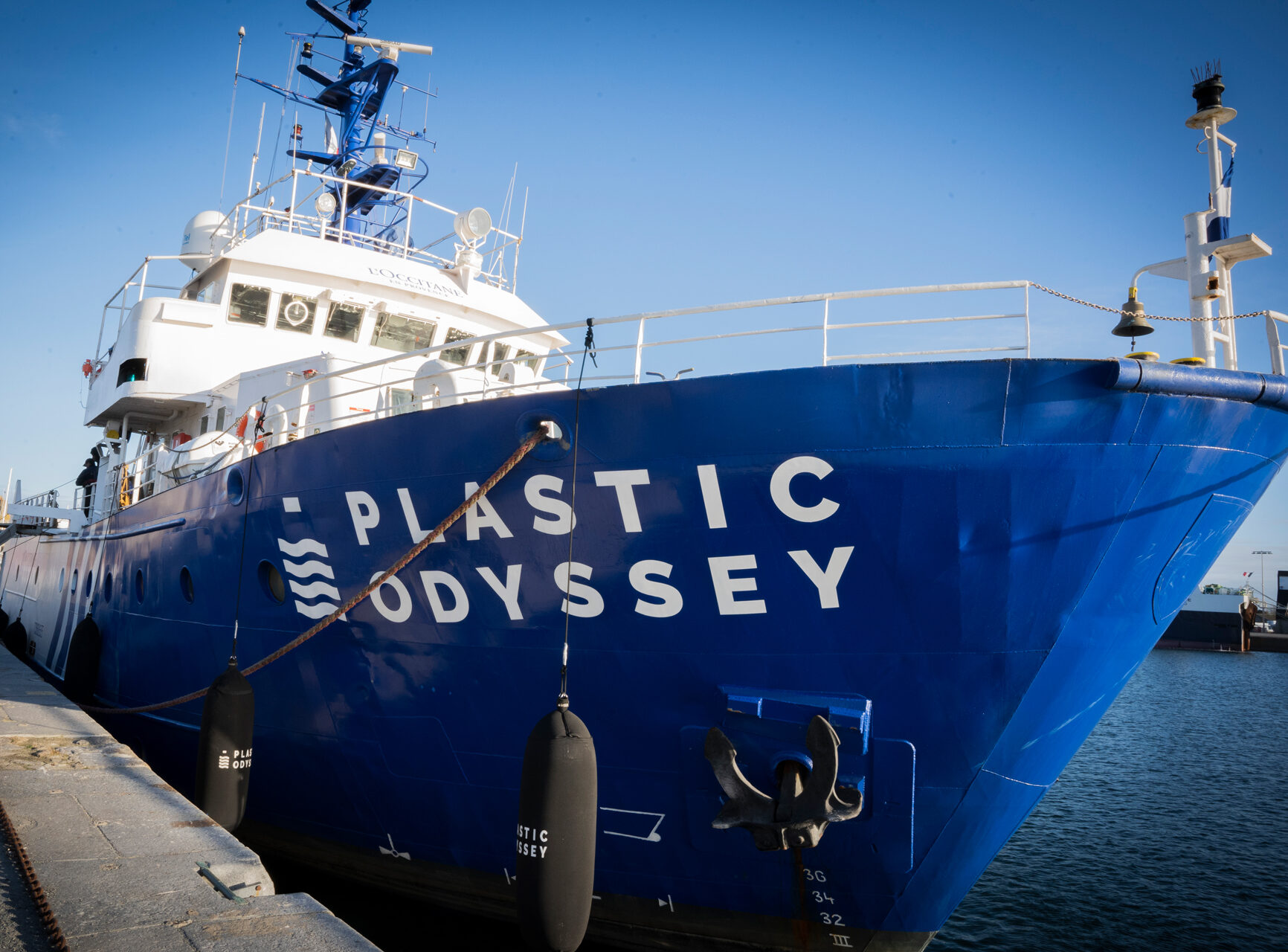 El Plastic Odyssey, equipado con electrónica Simrad Yachting antes de iniciar su expedición global