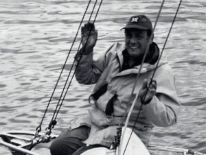 Juan Guiu navegando en la proa de uno de sus barcos