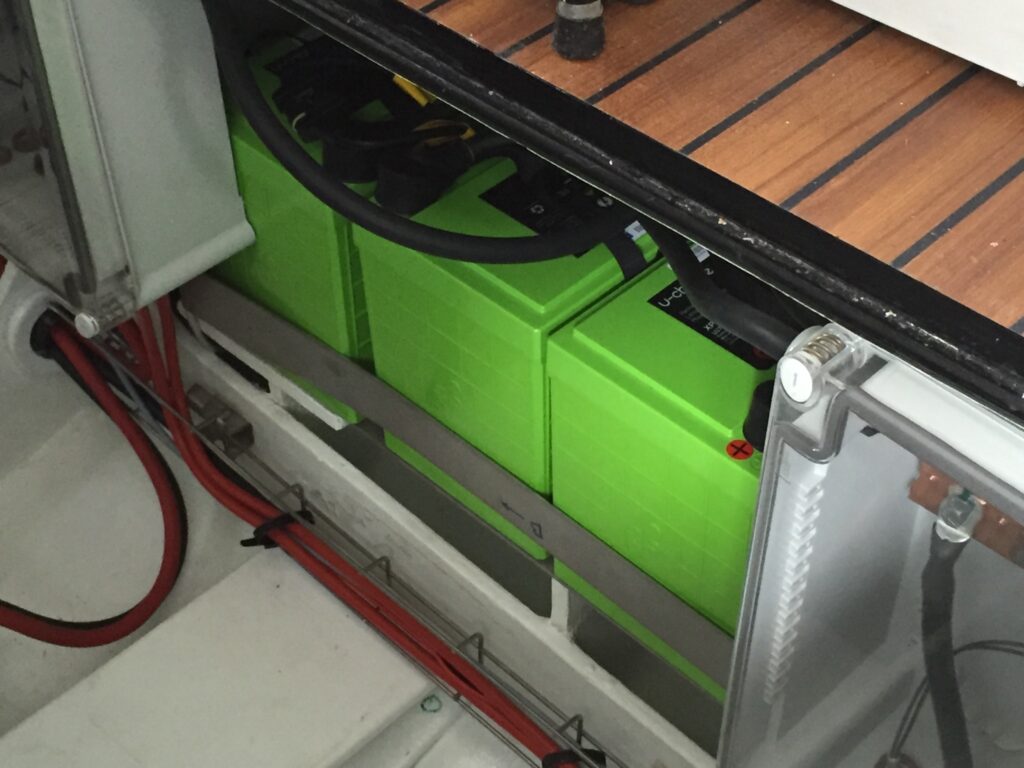 Banco de baterías de litio en un barco equipado con motor eléctrico.