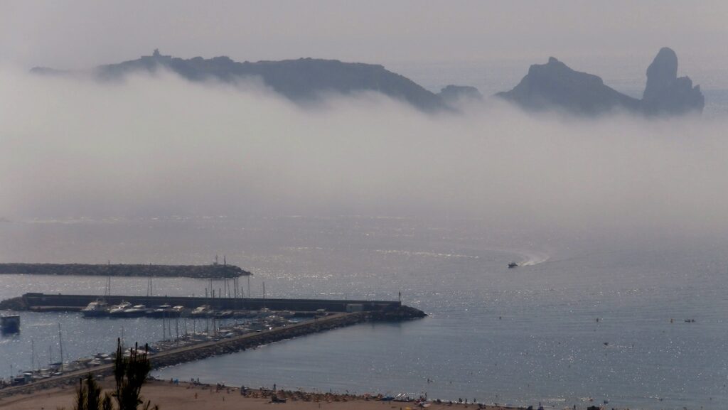 Niebla cubriendo las Islas Medes