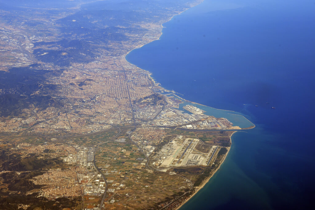 Aeropuerto de Barcelona, tramo final del río Llobregat y la ciudad de Barcelona con la Sierra de Collserola y Montjuïc.