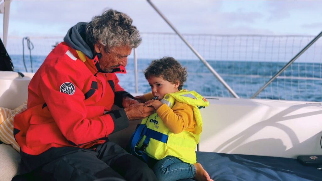 Leo y Ori en la travesía a Porto Santo, repasando el uso del chaleco